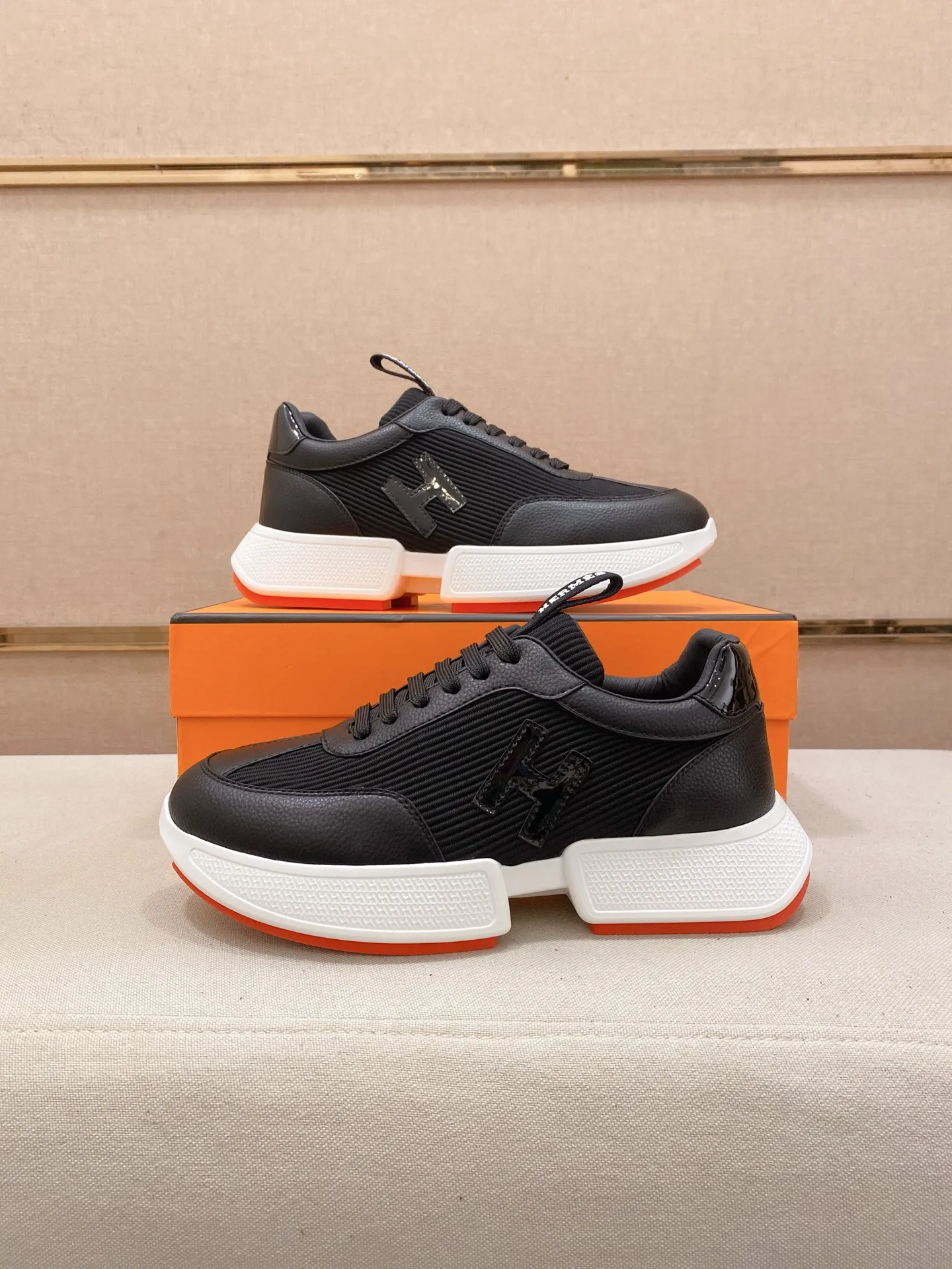 Ex-factory price: 460💰《HERMES》【Classic original single version】Hermès; top 🔝purchasing agent🔍🔍men's latest 🇺🇸 counter sales simultaneously, imported from Italy original ▲▲cowhide ▲▲ (high-end, nobility, class) ) Exquisite workmanship (Italian 🇮🇹 imported water-dyed 🐂 cowhide lining) sole: original sole provided by the original factory, ⚠️exclusive double-layer activity·TPR·rubber·combined molded outsole; super comfortable·wear-resistant·non-slip·environmental protection The real thing is more beautiful if you take the real thing (high quality, follow the order). You can enter and exit the counter at will * Number of yards: 38-44 (45 can be customized and cannot be returned or exchanged)